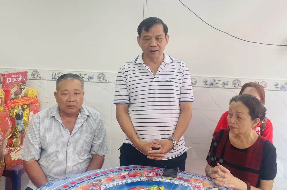 Phường Bình Phú bàn giao nhà Đại đoàn kết cho gia đình bà Lê Kim Bông (2).jpg