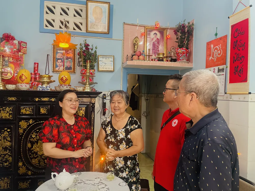 Bà Châu Thị Cẩm Vân (thứ 2 từ trái sang, người cao tuổi neo đơn) bày tỏ niềm vui khi được chăm lo ngày tết