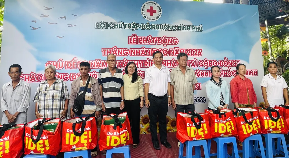Lãnh đạo phường Bình Phú trao quà an sinh đến các hộ dân có hoàn cảnh khó khăn 