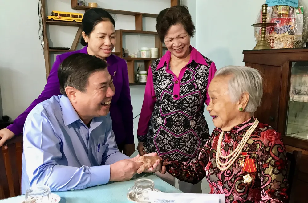 Chủ tịch UBND TPHCM đến bệnh viện thăm người có công ảnh 1