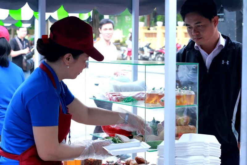  “Phố hàng rong” Nguyễn Văn Chiêm “cháy” hàng trong ngày khai trương ảnh 2