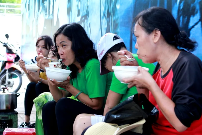  “Phố hàng rong” Nguyễn Văn Chiêm “cháy” hàng trong ngày khai trương ảnh 3