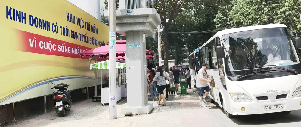  “Phố hàng rong” Nguyễn Văn Chiêm “cháy” hàng trong ngày khai trương ảnh 4