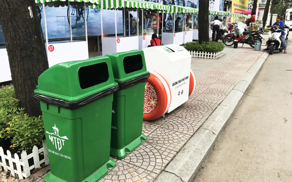  “Phố hàng rong” Nguyễn Văn Chiêm “cháy” hàng trong ngày khai trương ảnh 5