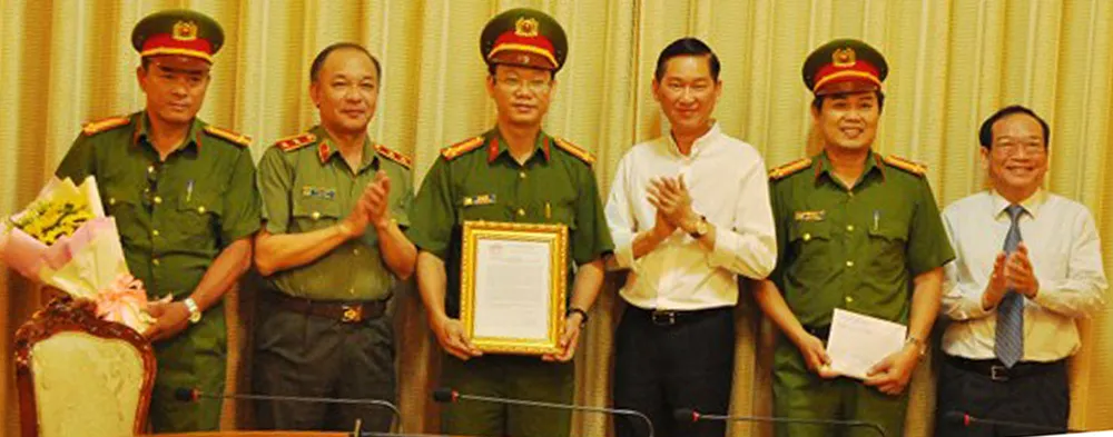 Khen thưởng Công an TPHCM phá đường dây sản xuất hàng giả ảnh 1