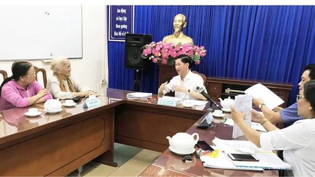 Phó Chủ tịch UBND TPHCM Trần Vĩnh Tuyến (giữa) chủ trì buổi tiếp, giải quyết khiếu nại của công dân vào chiều 19-12-2017. Ảnh: KIỀU PHONG