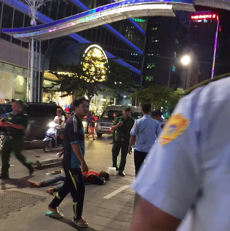 Sập giàn giáo khi thi công đèn trang trí ở phố đi bộ Nguyễn Huệ ảnh 1