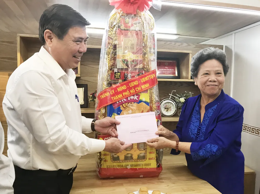 Chủ tịch UBND TPHCM thăm tổ chức, cá nhân tham gia Tổng tiến công và nổi dậy Xuân Mậu Thân 1968 ảnh 1