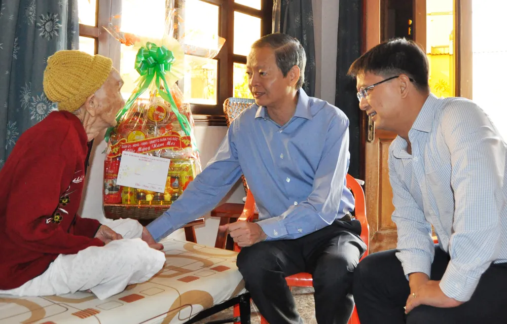 Phó Chủ tịch UBND TPHCM dùng tiền túi tặng thêm tiền tết cho hộ nghèo ảnh 1