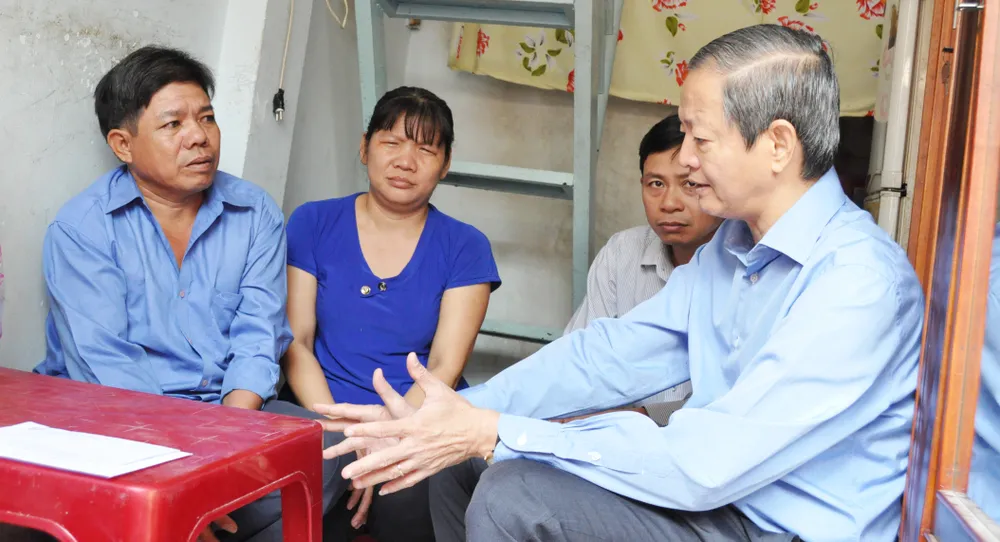 Phó Chủ tịch UBND TPHCM dùng tiền túi tặng thêm tiền tết cho hộ nghèo ảnh 2