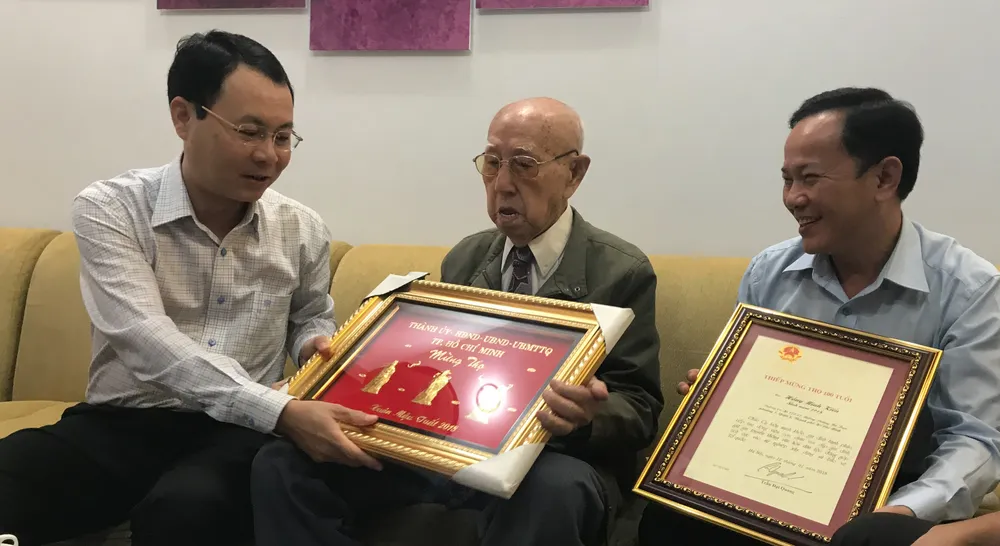 Lãnh đạo Thành ủy TPHCM trao Thiếp mừng thọ 100 tuổi của Chủ tịch nước cho người cao tuổi ảnh 1