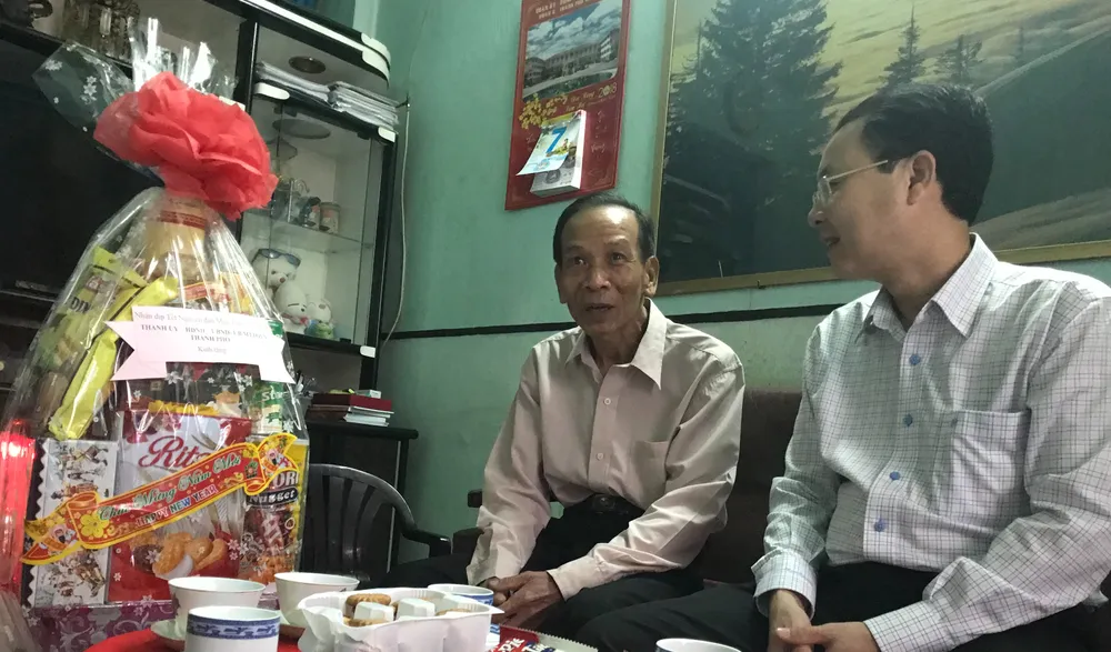 Lãnh đạo Thành ủy TPHCM trao Thiếp mừng thọ 100 tuổi của Chủ tịch nước cho người cao tuổi ảnh 2