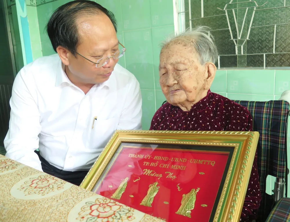 Bí thư Thành ủy TPHCM Nguyễn Thiện Nhân thăm, chúc Tết nguyên Thủ tướng Nguyễn Tấn Dũng ảnh 4