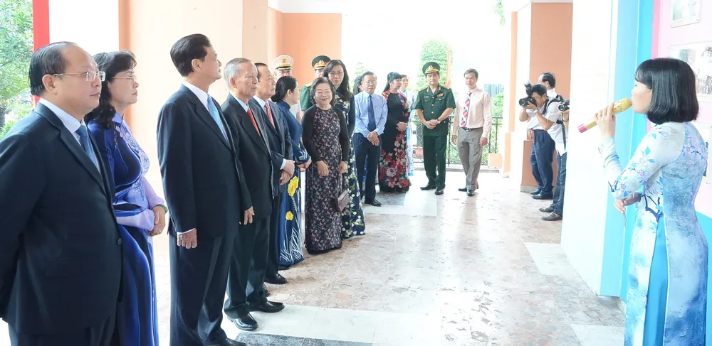 Đoàn đại biểu TPHCM dâng hương tưởng nhớ Chủ tịch Hồ Chí Minh ảnh 1