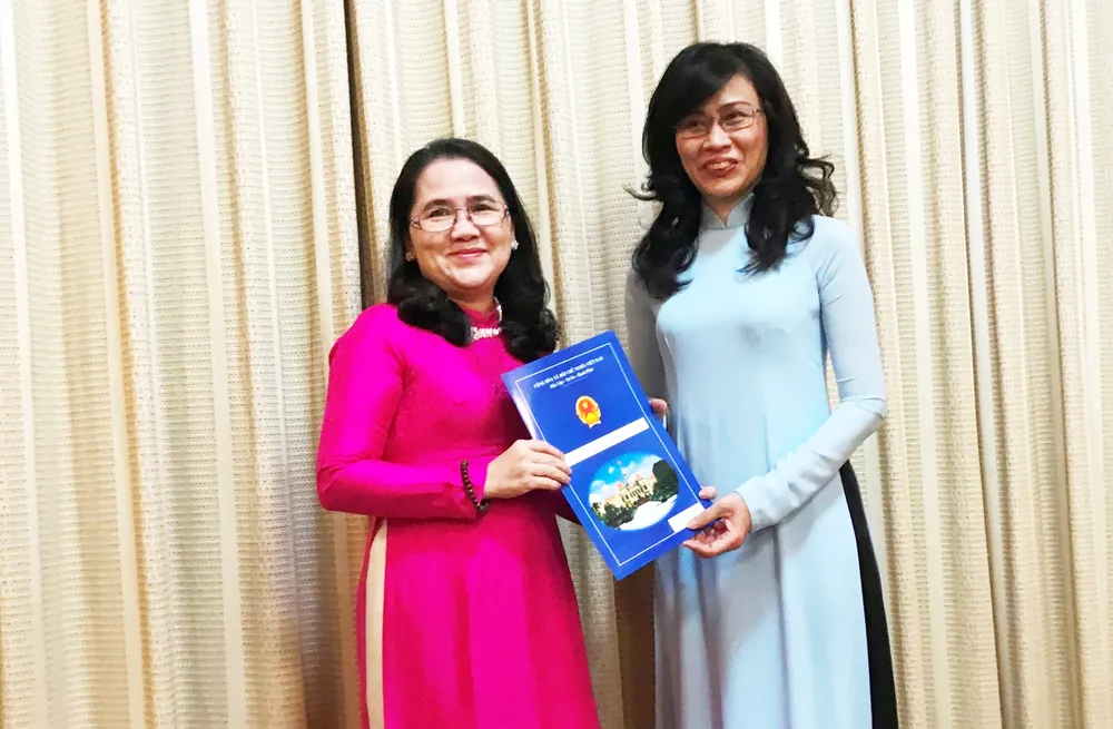 Trao quyết định nhân sự ở TPHCM ảnh 1