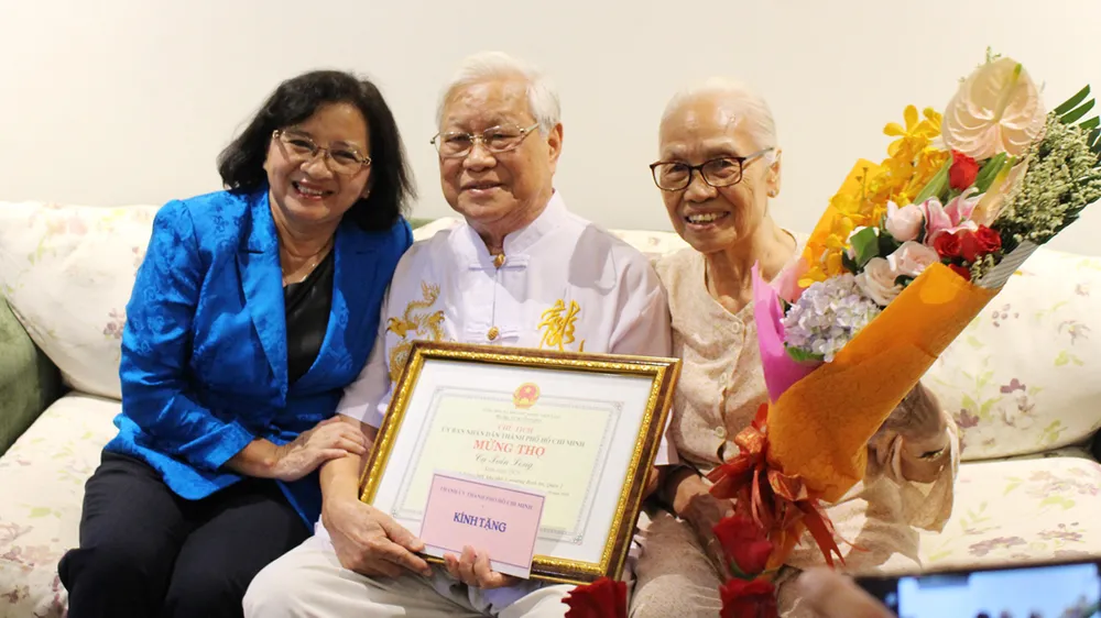 Đoàn lãnh đạo TPHCM thăm, chúc thọ người cao tuổi ảnh 3
