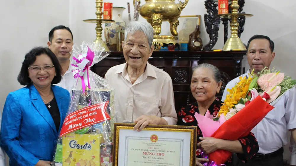 Đoàn lãnh đạo TPHCM thăm, chúc thọ người cao tuổi ảnh 4