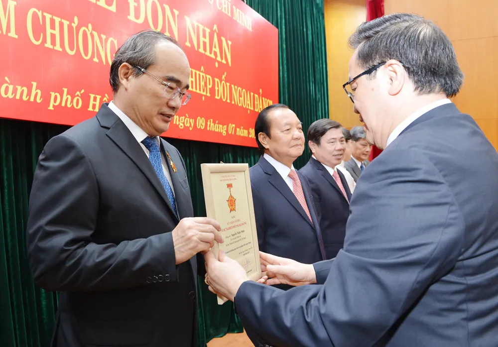8 lãnh đạo, nguyên lãnh đạo TPHCM nhận Kỷ niệm chương “Vì sự nghiệp đối ngoại Đảng” ảnh 2