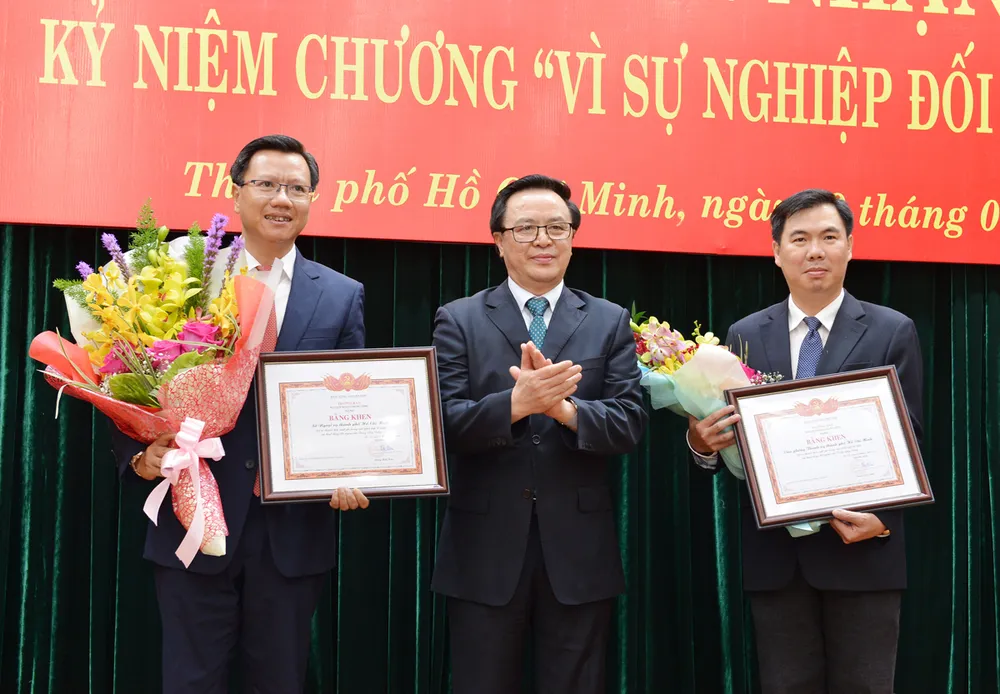8 lãnh đạo, nguyên lãnh đạo TPHCM nhận Kỷ niệm chương “Vì sự nghiệp đối ngoại Đảng” ảnh 3