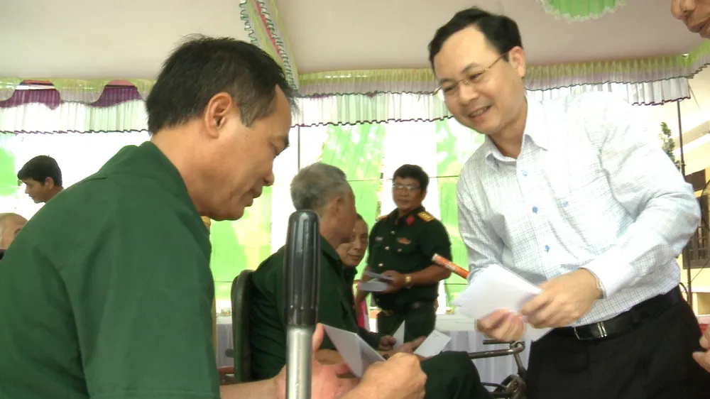 Bí thư Thành ủy TPHCM Nguyễn Thiện Nhân thăm mẹ Việt Nam Anh hùng ảnh 3