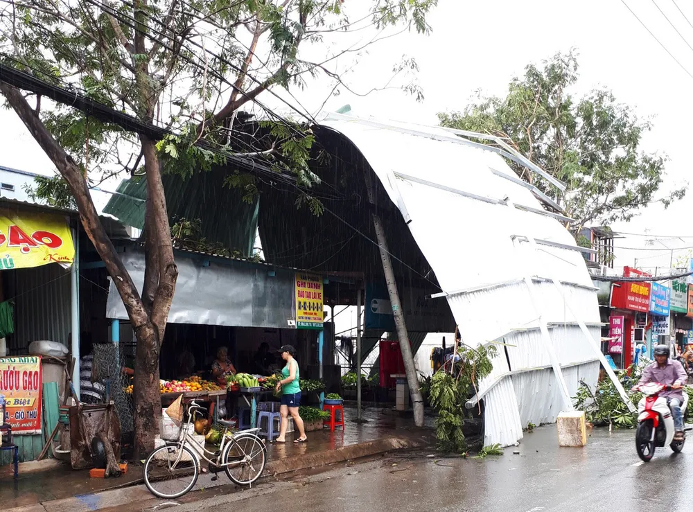 Mưa bão, giông gió làm nhà dân ở quận Thủ Đức, TPHCM bị tốc mái cuốn bay. Ảnh: KIỀU PHONG