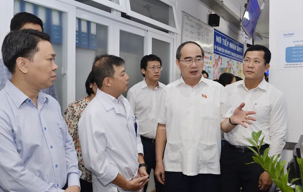 Gặp Bí thư Thành ủy TPHCM Nguyễn Thiện Nhân, doanh nghiệp “than” về thủ tục hành chính ảnh 1