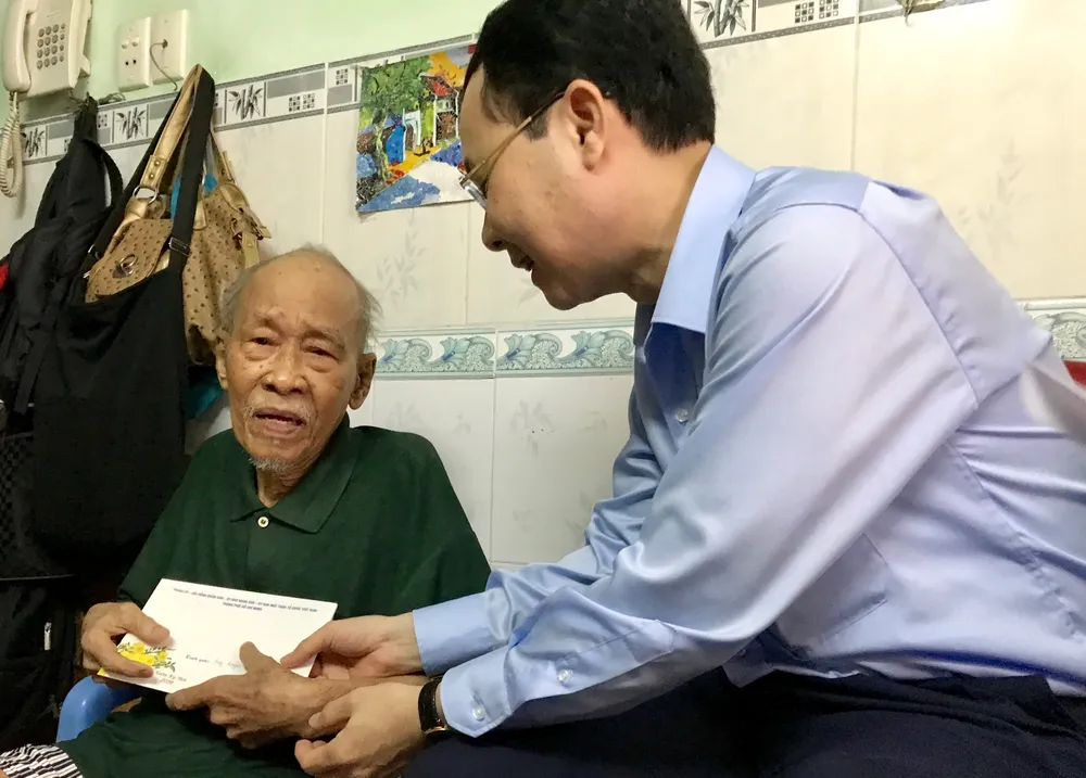 Lãnh đạo TPHCM thăm gia đình có công, thương binh nặng đặc biệt ảnh 1