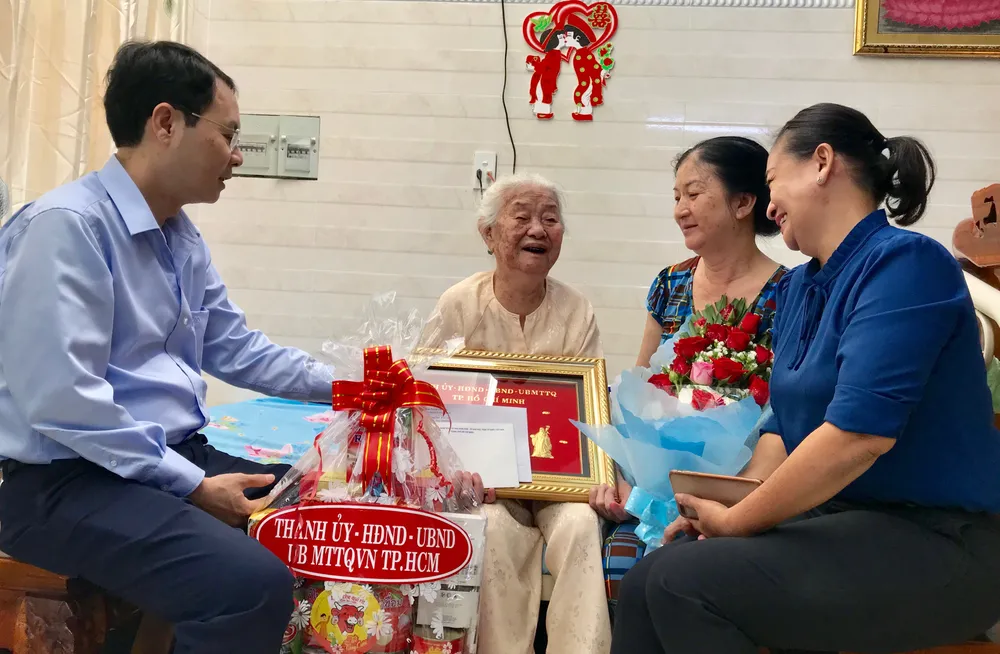 Lãnh đạo TPHCM thăm gia đình có công, thương binh nặng đặc biệt ảnh 3