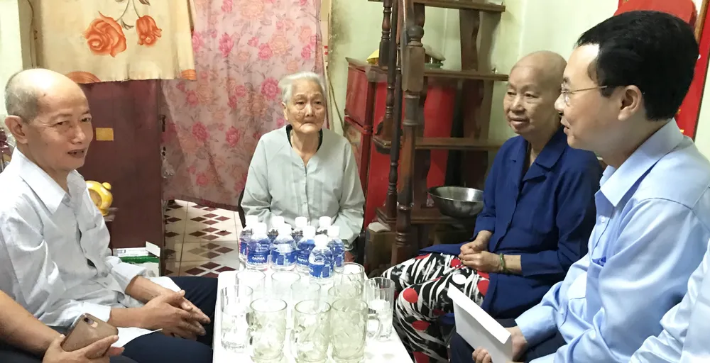 Lãnh đạo TPHCM thăm gia đình có công, thương binh nặng đặc biệt ảnh 2