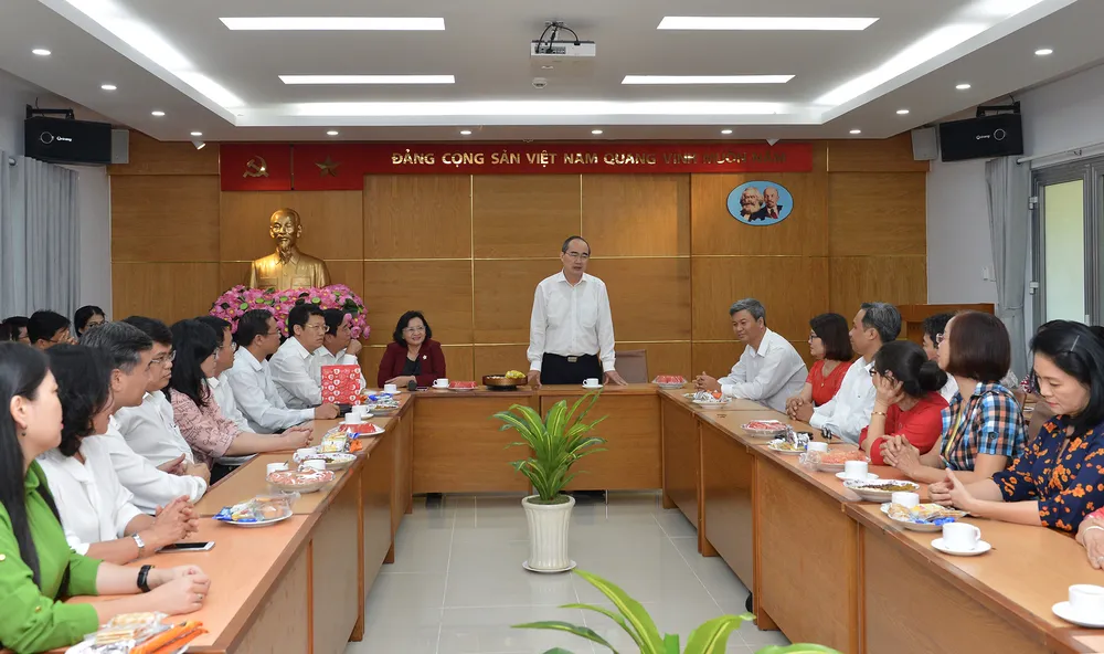 Bí thư Thành ủy TPHCM Nguyễn Thiện Nhân giao nhiệm vụ trong ngày làm việc đầu năm ảnh 1