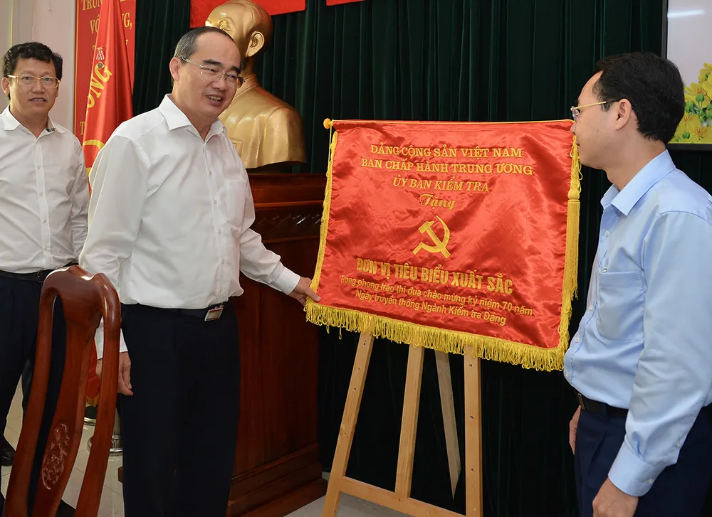 Bí thư Thành ủy TPHCM Nguyễn Thiện Nhân giao nhiệm vụ trong ngày làm việc đầu năm ảnh 3