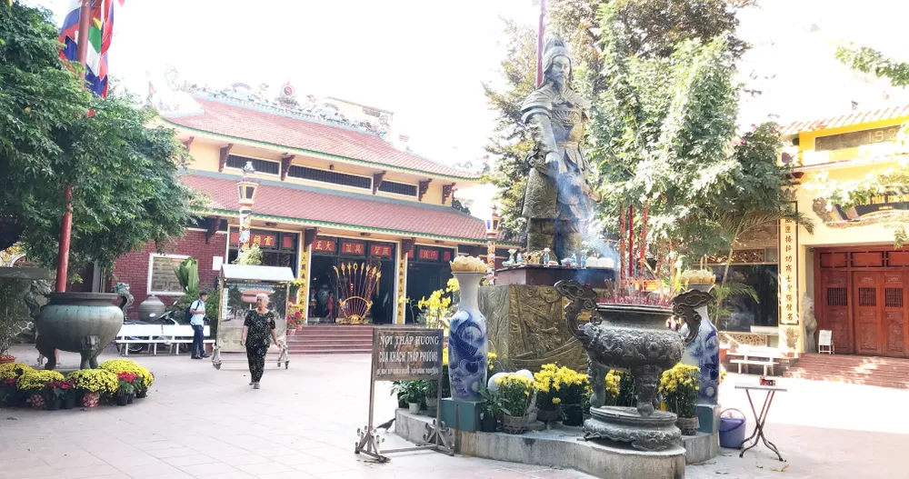 Di dời lư hương tại tượng đài Trần Hưng Đạo về nơi tôn nghiêm ảnh 1