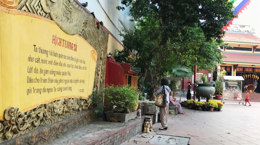 Di dời lư hương tại tượng đài Trần Hưng Đạo về nơi tôn nghiêm ảnh 2