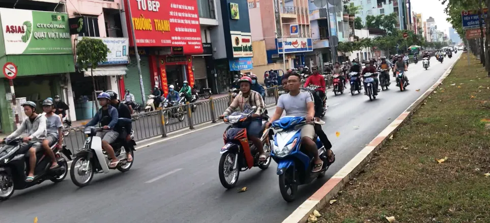 Đoàn xe gắn máy gầm rú trên làn đường ô tô ảnh 1