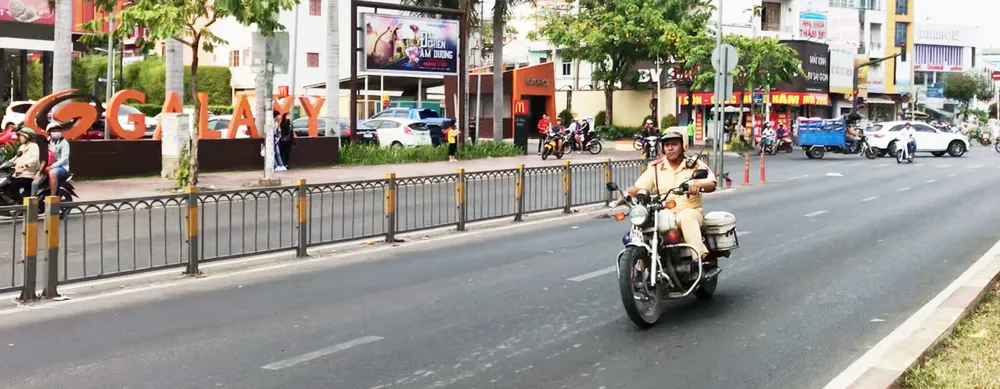 Đoàn xe gắn máy gầm rú trên làn đường ô tô ảnh 2