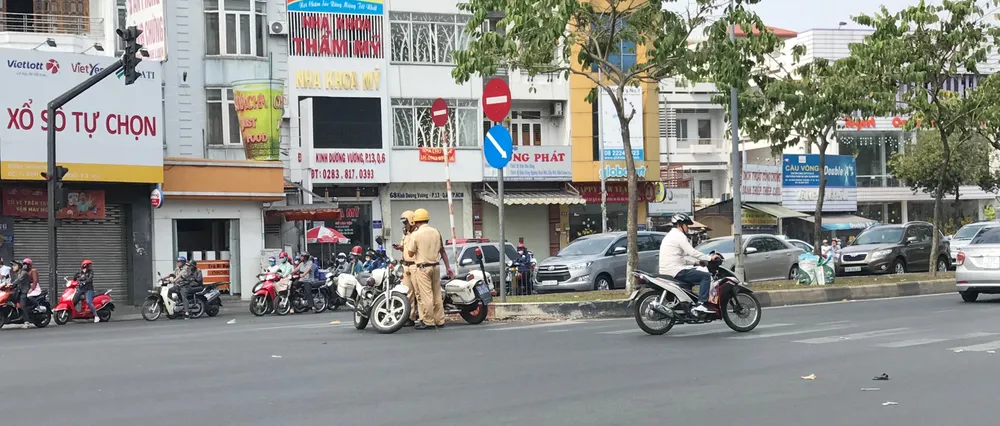 Đoàn xe gắn máy gầm rú trên làn đường ô tô ảnh 3