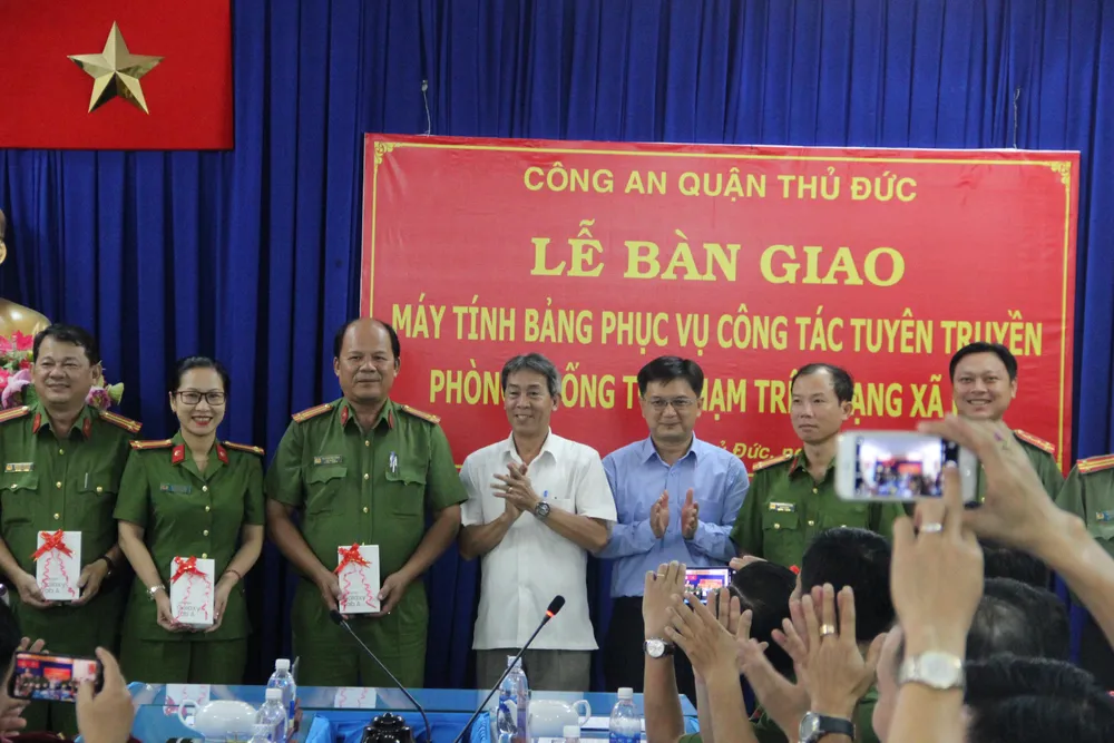 Cấp máy tính bảng cho công an để phòng chống tội phạm ảnh 1