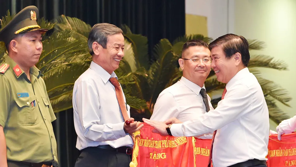 Bí thư Thành ủy TPHCM Nguyễn Thiện Nhân: Lấy sự hài lòng của người dân làm thước đo thi đua ảnh 3
