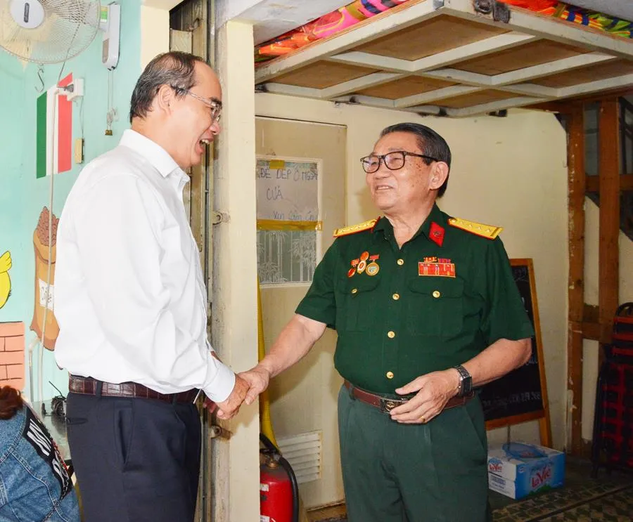 Bí thư Thành ủy TPHCM Nguyễn Thiện Nhân thăm gia đình có công dịp 30-4 ảnh 2