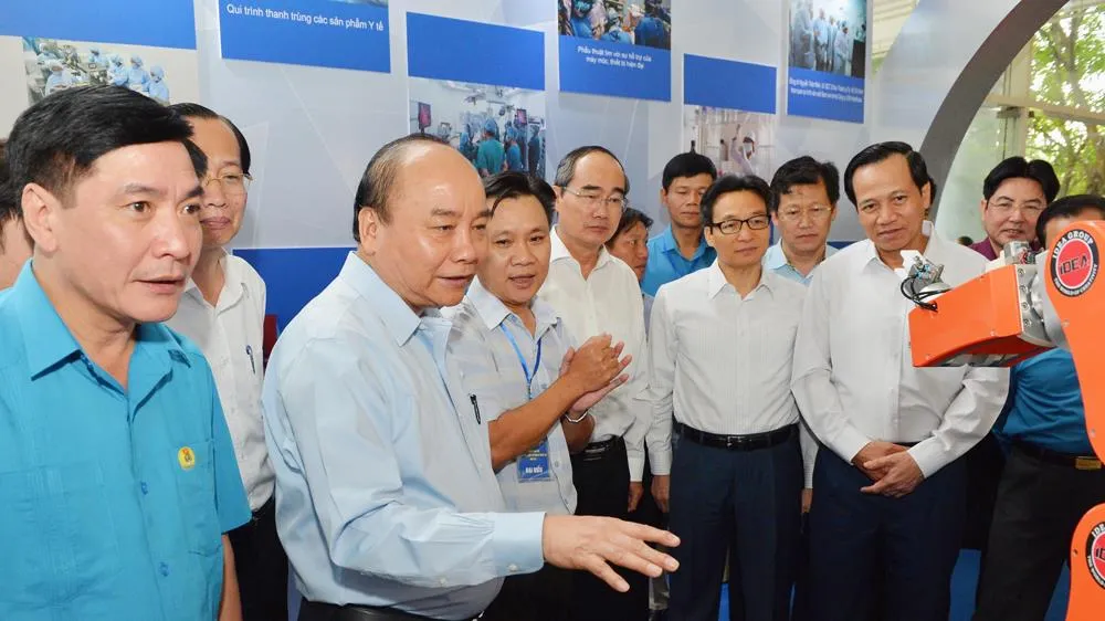 Thủ tướng Nguyễn Xuân Phúc gặp gỡ công nhân kỹ thuật cao của 7 địa phương vùng kinh tế trọng điểm ảnh 3