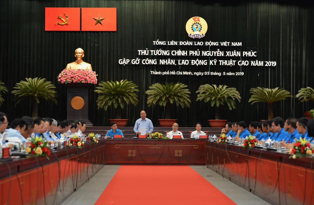 Thủ tướng Nguyễn Xuân Phúc gặp gỡ công nhân kỹ thuật cao của 7 địa phương vùng kinh tế trọng điểm ảnh 1