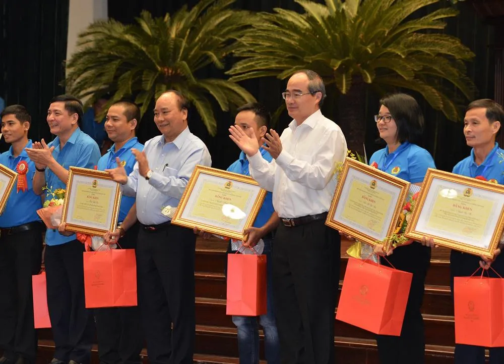 Thủ tướng Nguyễn Xuân Phúc gặp gỡ công nhân kỹ thuật cao của 7 địa phương vùng kinh tế trọng điểm ảnh 4