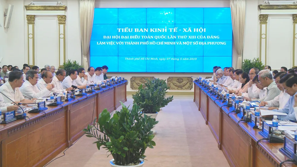6 đồng chí Ủy viên Bộ Chính trị làm việc tại TPHCM về văn kiện Đại hội Đảng lần thứ XIII ảnh 1