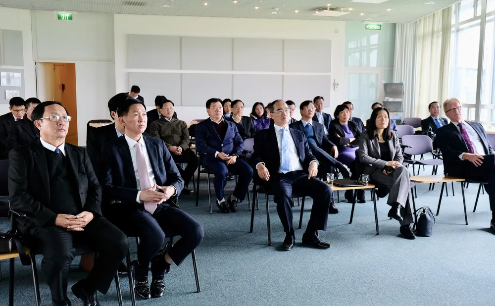 Bí thư Thành ủy TPHCM Nguyễn Thiện Nhân thăm nhà máy xử lý nước thải Hà Lan không dùng hóa chất ảnh 1