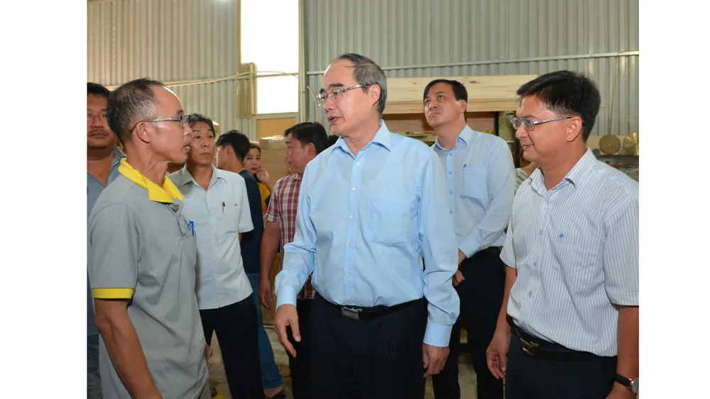 Bí thư Thành ủy TPHCM Nguyễn Thiện Nhân thị sát đột xuất công trình không phép của "quan quận" ảnh 3