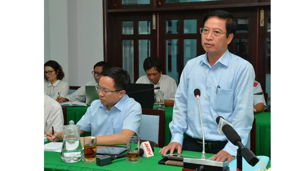 Bí thư Thành ủy TPHCM Nguyễn Thiện Nhân thị sát đột xuất công trình không phép của "quan quận" ảnh 2