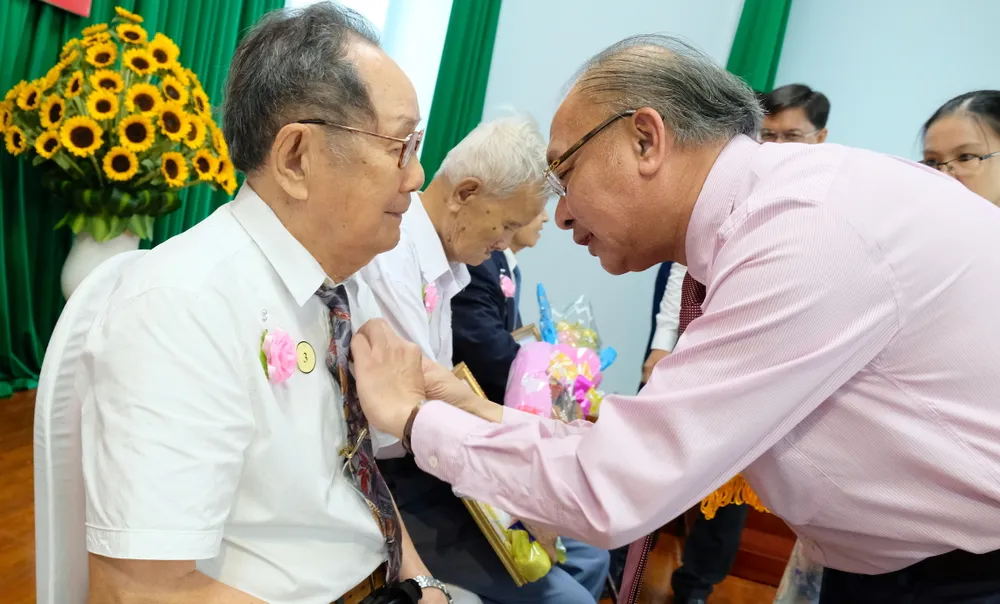 Trao Huy hiệu Đảng dịp kỷ niệm Cách mạng Tháng 10 Nga ảnh 4