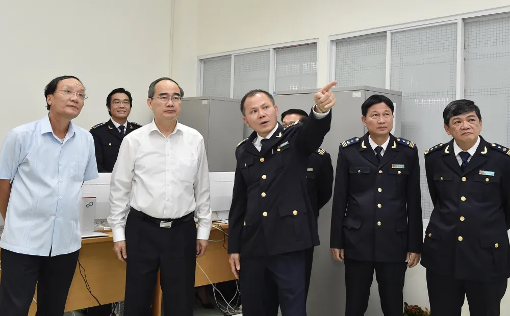 Bí thư Thành ủy TPHCM Nguyễn Thiện Nhân: Xem xét thu phí hạ tầng cảng biển tại TPHCM ảnh 2