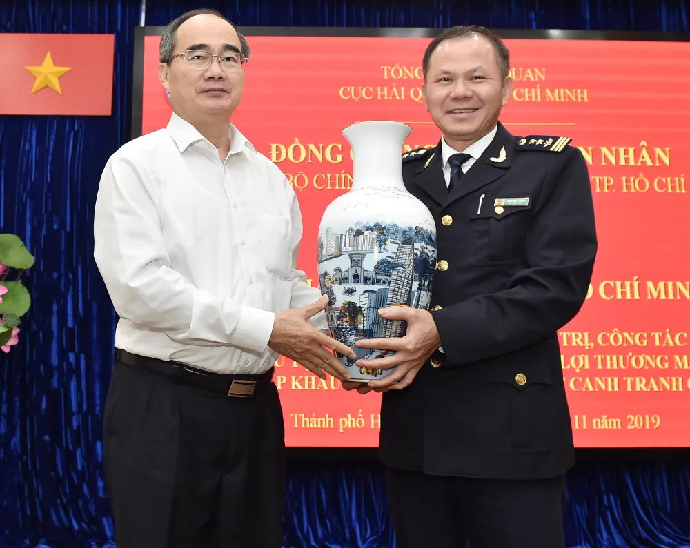 Bí thư Thành ủy TPHCM Nguyễn Thiện Nhân: Xem xét thu phí hạ tầng cảng biển tại TPHCM ảnh 3