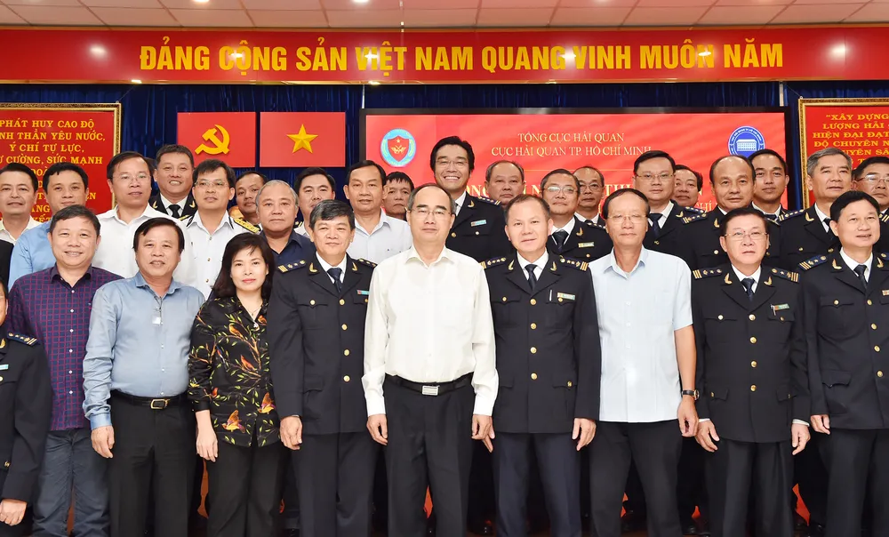 Bí thư Thành ủy TPHCM Nguyễn Thiện Nhân: Xem xét thu phí hạ tầng cảng biển tại TPHCM ảnh 4